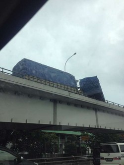 Tak Kuat Nanjak, Truk Mogok di Flyover Tomang arah Kebon Jeruk