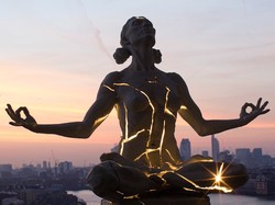 Menakjubkan! Patung Perempuan Meditasi Ini Bercahaya