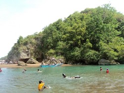 Akhir Pekan di Gunungkidul, Yuk Main Air di Pantai Baron