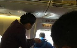 Bilang Pintu Darurat Pesawat Tidak Penting, Penumpang Ini Langsung Membukanya