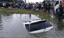 Jalanan Banjir, Mobil Fortuner Nyemplung Parit di Semarang