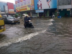 Jalanan di Kota Semarang Masih Terendam Banjir, Macet di Mana-mana