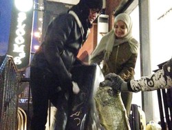 Foto: Barli Asmara dan Zaskia Sungkar Gotong Royong Angkat 52 Koper di NY