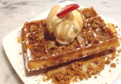Petit Julien: Bersantai Sambil Ngemil Waffle Belgia Speculoos dan Banana Praline Cremeux