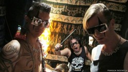 Penyanyi Punk Asal Prancis Ini Sebut 43 Jenis Makanan Indonesia Dalam Lagunya