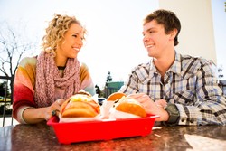 Mau Kencan Pertama di Hari Valentine? Hindari Menyantap 8 Makanan Ini! (2)