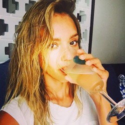 Wah, Ternyata Bruno Mars dan Taylor Swift Suka Pamer Makanan Favorit (1)