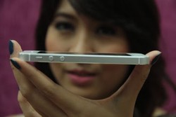 Tragis, Wanita Cantik Tewas Kesetrum iPhone