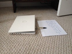 MacBook Berhantu Dijual di eBay