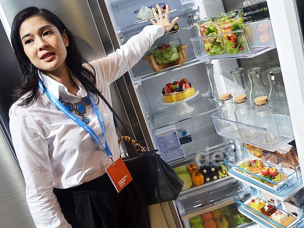 SPG Cantik, Dian Sastro