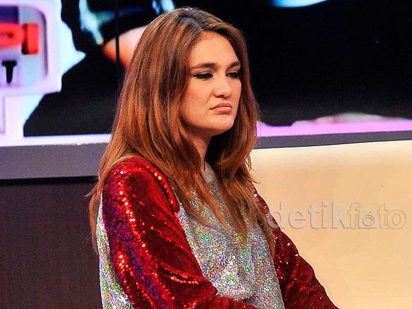 Lihat Foto Ariel, Luna Maya Bete