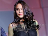 So Sexy... Pevita Pearce Berbaju Menerawang