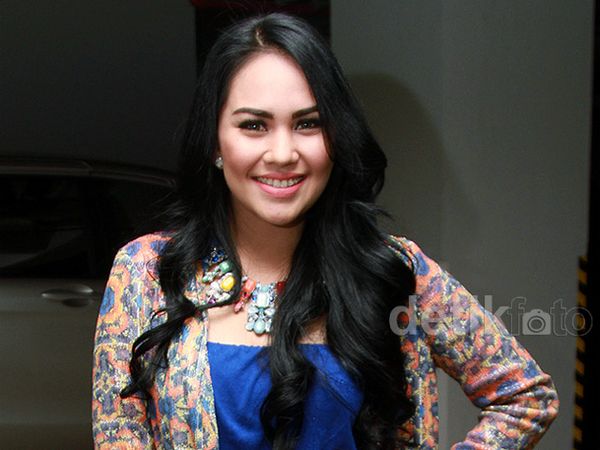 Kartika Putri Cantik Tersenyum