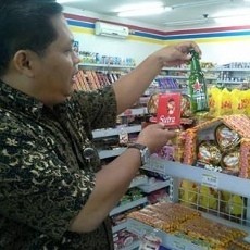 Satpol PP Segel Minimarket yang Pajang Cokelat, Bir, dan Kondom dalam Satu Rak