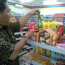 Camat se Surabaya Sweeping Paket Valentine Cokelat - Kondom di Minimarket