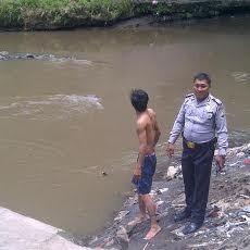 Seorang Wanita Hamil Terjun Bebas dari Jembatan Sungai Berantas