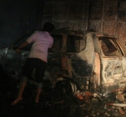 Hindari Balap Liar, Xenia Tabrak Kios Bensin Hingga Terbakar