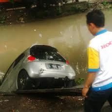 Honda Brio Nyemplung ke Kalimas