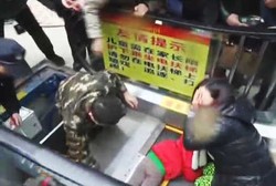 Mimpi Buruk, Tangan Ibu dan Putrinya Ini Kejepit Eskalator di Mal