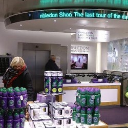 Berburu Pernak-Pernik Wimbledon