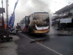 Bus Terbakar Bikin Lalin di Puncak Macet Panjang