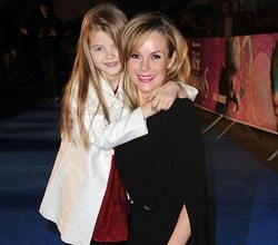 Aktris Inggris Ini Diserang Kritik karena Dandani Anak Mirip Julia Roberts