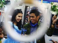 Cinderella Bagikan Bunga di KRL