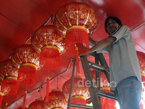 Pemasangan Lampion Jelang Imlek