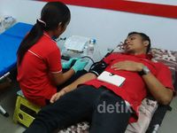 Sekantong Darah Gantikan Mawar dan Cokelat