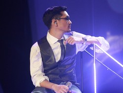 Afgan Selipkan Penghormatan Terakhir untuk Rinto Harahap