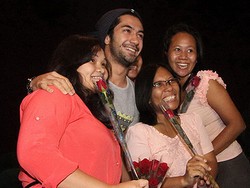 Sweet! Reza Rahadian Bagi-bagi Bunga Mawar ke Penonton Bioskop