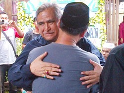 Tiba di Rumah Duka, Slamet Rahardjo Langsung Peluk Adik Alex Komang