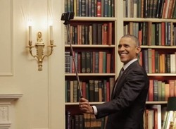 Obama pun Asyik Narsis Pakai Tongsis