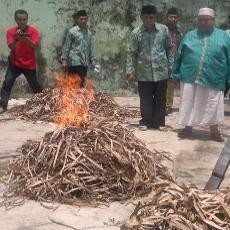 Al Quran Raksasa Temuan Gaib Warga Sidoarjo Dibakar MUI