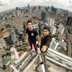 Apa Motivasi Arief Menantang Maut Berfoto Ria di Puncak Gedung Jakarta?