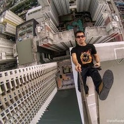 Kisah Arief, Menantang Maut Berfoto Ria di Puncak Gedung Tinggi Jakarta