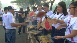 Kampanye Makan Sehat, Siswa SD hingga SMA Bakar 2 Ton Ikan di CFD Bintaro