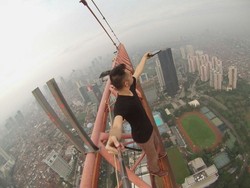 Arief Rela Panjat Crane Tower demi Foto di Atas Jakarta, ini Gambarnya