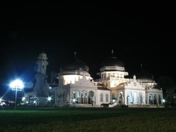 Gemerlap Masjid Baiturrahman Banda Aceh di Malam Hari
