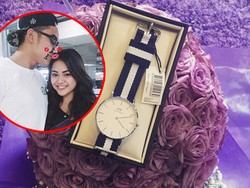 Valentine, Aurel Dihadiahi Bunga dan Jam Tangan dari Pacar
