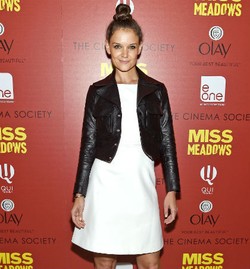 Katie Holmes Suka Pakai Busana Pria