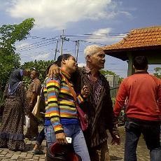 Seorang Wanita Menangisi Tahu Suaminya Terjaring Razia Valentine Day