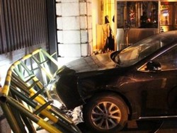 Stres Takut Dibunuh, Pria Ini Seruduk Konsulat Amerika dengan Mobil