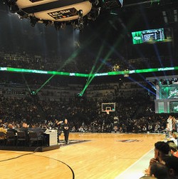 Lamaran dan Ciuman Mesra di Tengah Arena All Star 2015