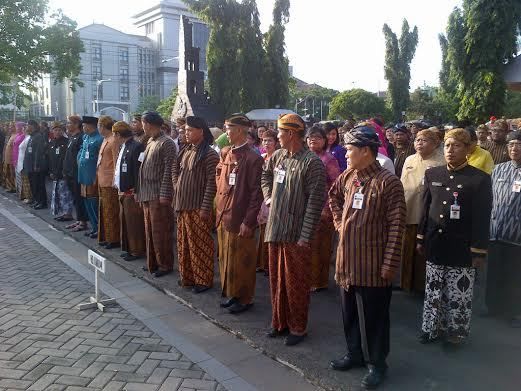 PNS Wajib Pakai Baju Adat, ini Suasana Apel Bernuansa Jawa 