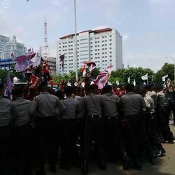 Tunggu Kabar Komjen BG Menang, Pendemo di Depan Istana Zikir Bersama