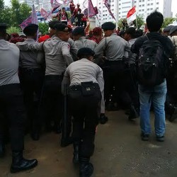 Polisi Dorong-dorongan dengan Massa Pendukung BG di Depan Istana