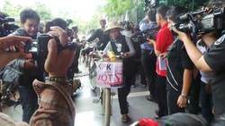 Rombongan Onthelis dari Jember Tiba di KPK Setelah Gowes 1.000 Km