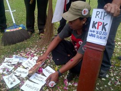 Komjen BG Menang, Aktivis Semarang Makamkan KPK