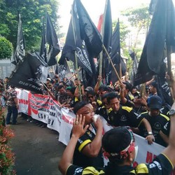 Jelang Putusan, Massa Pendukung BG Bernyanyi dan Berorasi di PN Jaksel